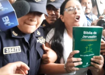 Juzgado salvadoreño ordena detención provisional para la abogada Ruth López quien dijo ser “prisionera política”