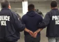 Migrante detenido por el Servicio de Inmigración y Control de Aduanas de Estados Unidos (imagen con propósitos ilustrativos).