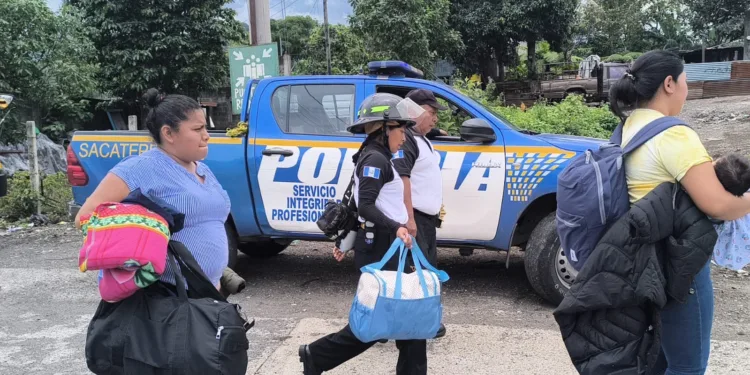 Evacuaciones y suspensión de clases por aumento de actividad del Volcán de Fuego en Guatemala