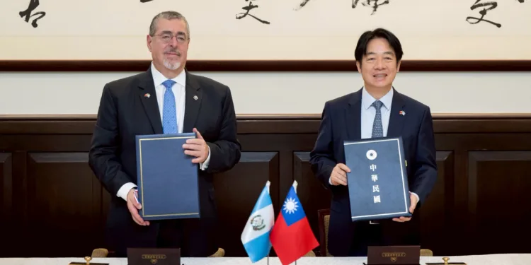 Presidente guatemalteco comparte optimismo por resultados de su gira por Taiwán