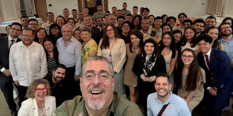 Presidente Arévalo se reúne con becarios en Taiwán e inaugura nuevo centro de pasaportes para la comunidad guatemalteca