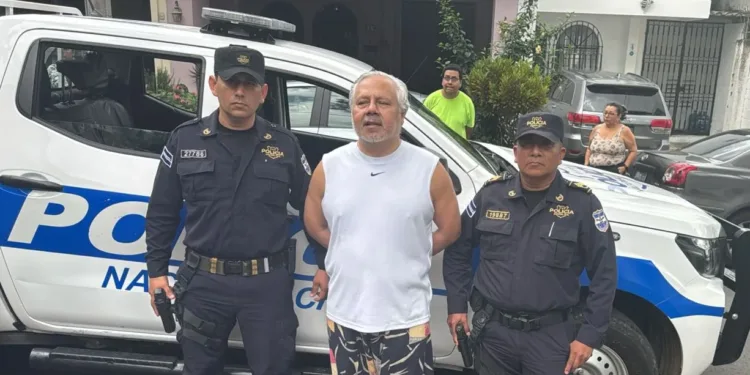 Detienen a un abogado abiertamente crítico de Bukele por acusaciones de lavado de dinero