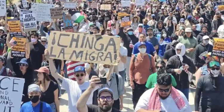 Protestas en Los Ángeles contra redadas migratorias paralizan autopistas y desatan polémica por despliegue federal