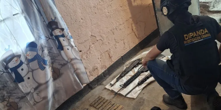 Policía guatemalteca reporta incautación de arsenal de guerra a una pandilla en Villa Canales