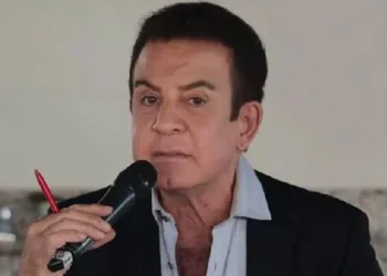 Choque de visiones en campaña hondureña: candidato oficialista culpa al sistema, su adversario liberal advierte colapso si no gana