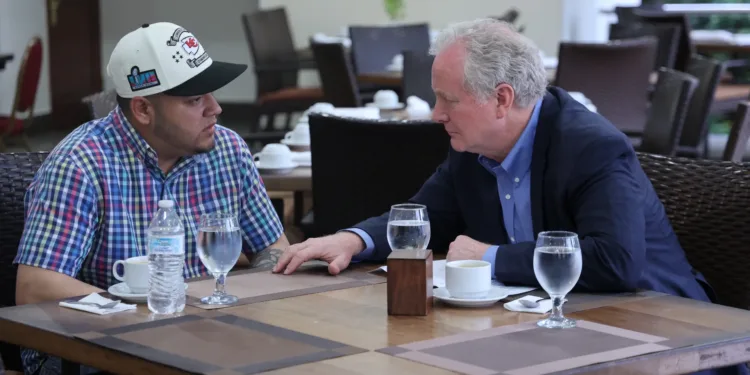 Gobierno de Trump afirma que cumple con la orden de haber repatriado a migrante salvadoreño deportado por error