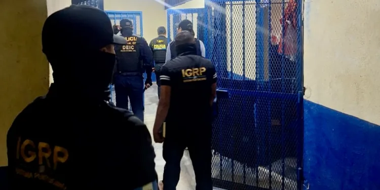 Autoridades guatemaltecas descubren red de corrupción en una prisión y capturan a un guardia implicado