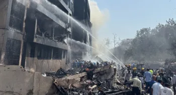 Tragedia en India: Decenas de muertos en accidente de avión en Ahmedabad