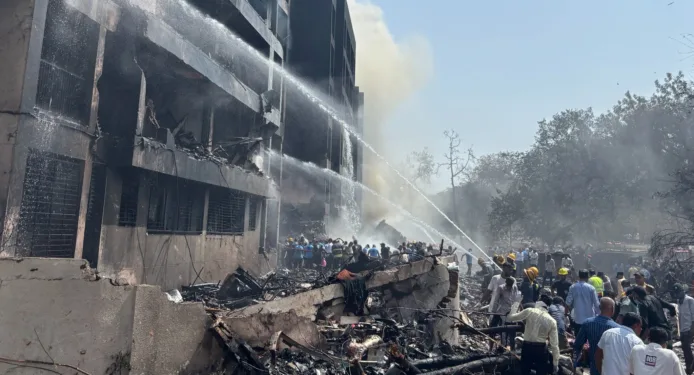 Tragedia en India: Decenas de muertos en accidente de avión en Ahmedabad