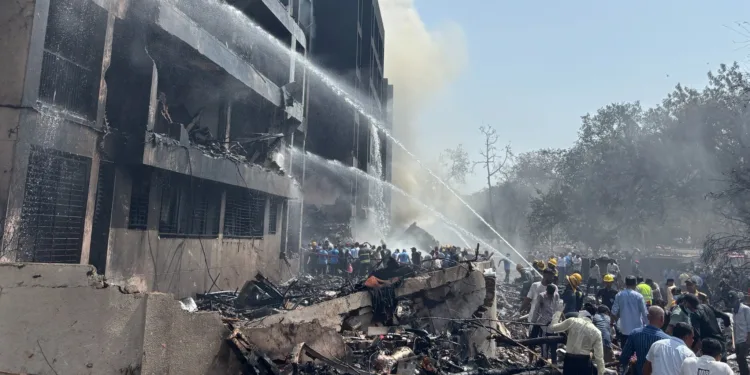 Tragedia en India: Decenas de muertos en accidente de avión en Ahmedabad