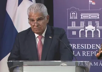 Presidente de Panamá dice que Gobierno no mediará con empresa bananera y sindicatos; fija precios del agua ante crisis en provincias