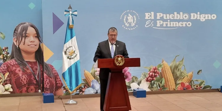 Presidente de Guatemala califica como muy positiva su gira por Taiwán y Japón