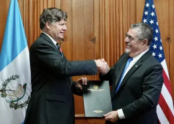 El subsecretario de Estado de Estados Unidos, Christopher Landau, junto al presidente de Guatemala, Bernardo Arévalo.