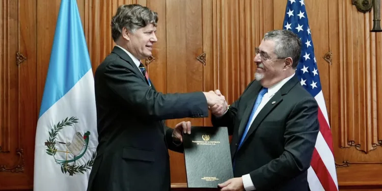 Arévalo y el subsecretario de Estado de EEUU refuerzan alianza estratégica con foco en seguridad, migración y economía
