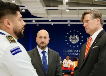 EEUU busca aumentar inversión en El Salvador y destaca plan de seguridad y transformación digital, dice subsecretario de Estado