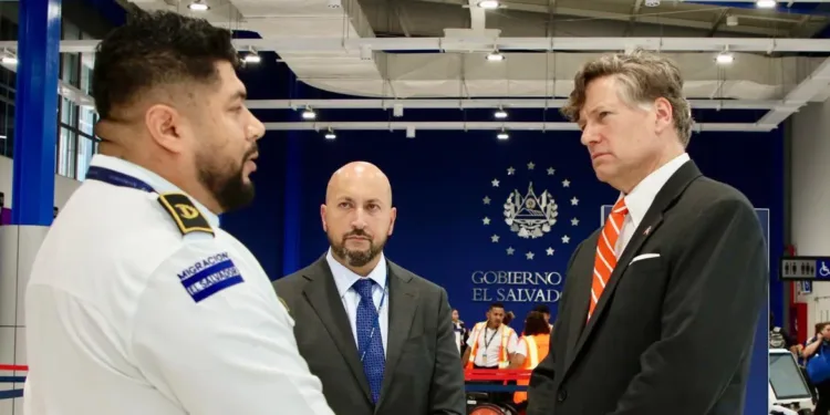 EEUU busca aumentar inversión en El Salvador y destaca plan de seguridad y transformación digital, dice subsecretario de Estado