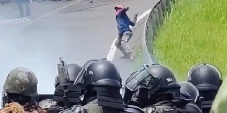 Violentos enfrentamientos entre manifestantes y policías mantienen bloqueada la vía Interamericana en Panamá