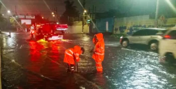 Las autoridades salvadoreñas decretaron alerta amarilla este lunes, debido a las lluvias. Calles inundadas, derrumbes y crecidas de ríos han sido reportadas.