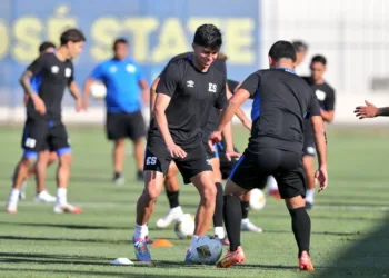 El Salvador y Honduras debutan este martes en la Copa Oro 2025