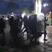 Manifestantes y policías chocan durante protestas por minería en Izabal, Guatemala