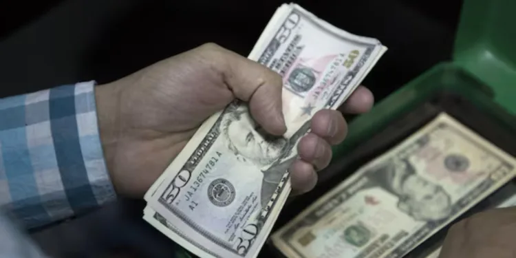 Economía se impone como principal preocupación de los salvadoreños pese a alta popularidad de Bukele