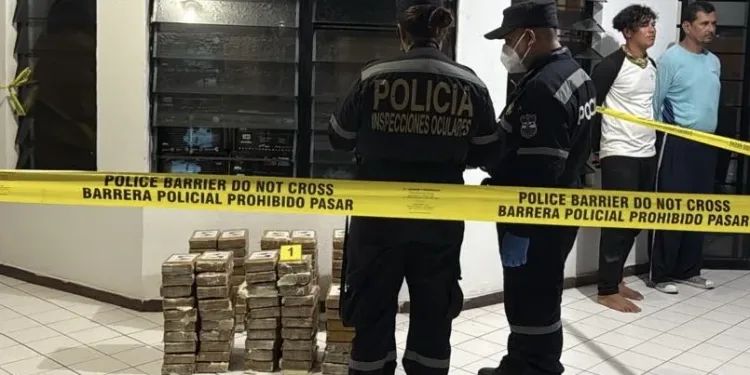 Policía de El Salvador incauta 134 kilos de cocaína a 10 millas náuticas de su costa