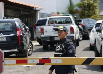 Una agente costarricense se mantiene en la zona donde este jueves fue asesinado, en San José,  opositor nicaragüense Roberto Samcam.
