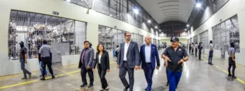Ecuador sigue el modelo Bukele para su nuevo sistema penitenciario, afirmó el ministro del Interior