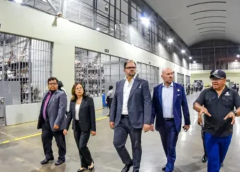 Ecuador sigue el modelo Bukele para su nuevo sistema penitenciario, afirmó el ministro del Interior