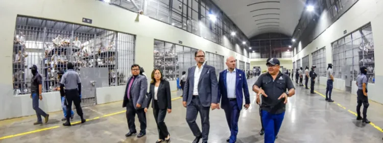 Ecuador sigue el modelo Bukele para su nuevo sistema penitenciario, afirmó el ministro del Interior