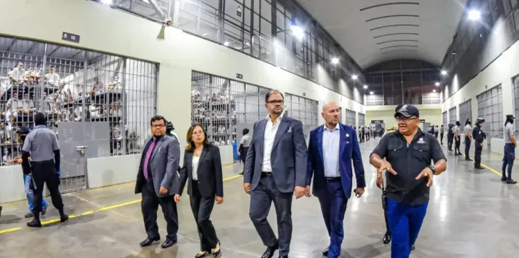 Ecuador sigue el modelo Bukele para su nuevo sistema penitenciario, afirmó el ministro del Interior
