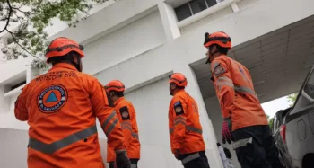Miembros de Protección Civil de El Salvador.