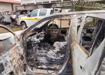 Un oficial herido, más de 140 detenidos y cuantiosos daños tras disturbios en Bocas del Toro bajo estado de urgencia