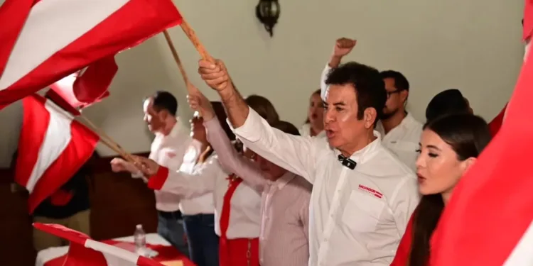 Oficialismo en Honduras está en pánico electoral y por eso ataca y busca sabotajes, dice candidato liberal