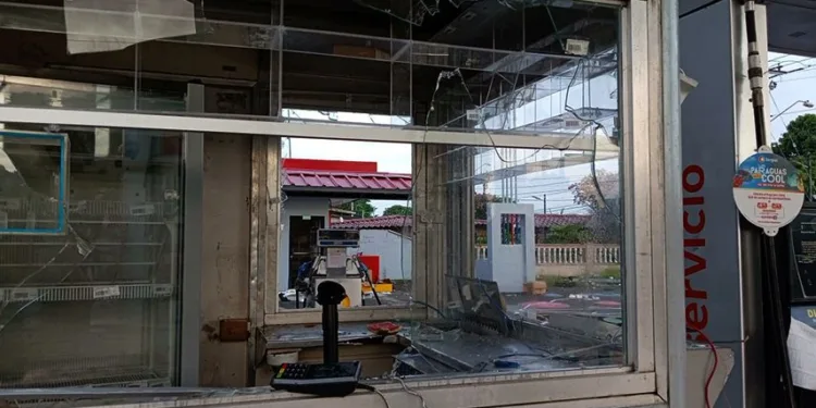 Sigue el vandalismo, saqueos y estado de urgencia en Bocas del Toro mientras el gobierno refuerza presencia policial