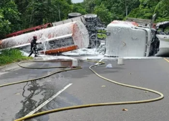 Camión cisterna cargado con combustible vuelca en Guatemala y provoca alerta vial en Quetzaltenango