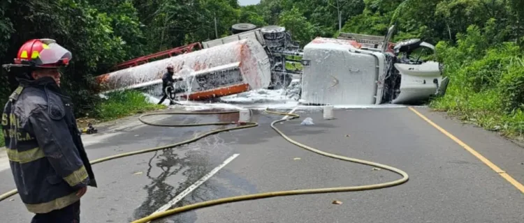 Camión cisterna cargado con combustible vuelca en Guatemala y provoca alerta vial en Quetzaltenango