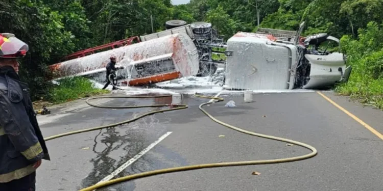 Camión cisterna cargado con combustible vuelca en Guatemala y provoca alerta vial en Quetzaltenango
