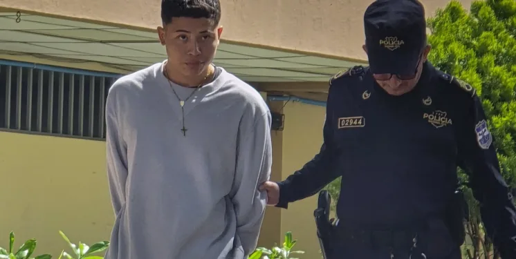 Fiscalía salvadoreña acusa a 40 alumnos de intentar reactivar pandilla dentro de centros educativos