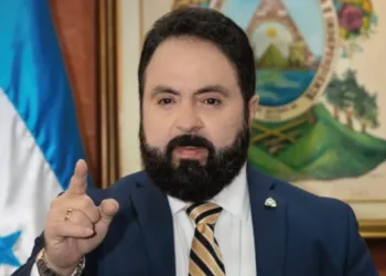 Presidente del Congreso de Honduras arremete contra EEUU y su “Alligator Alcatraz”, la cárcel para migrantes