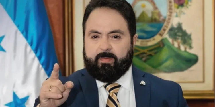 Presidente del Congreso de Honduras arremete contra EEUU y su “Alligator Alcatraz”, la cárcel para migrantes