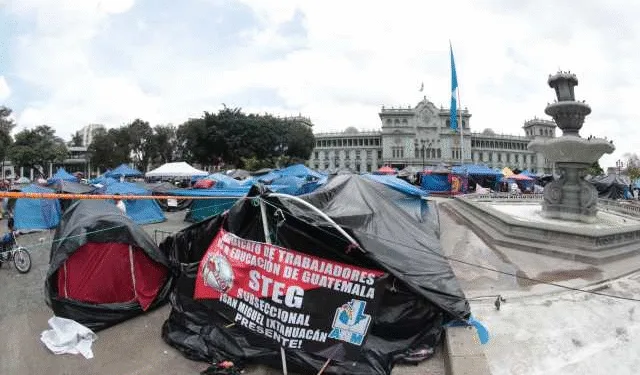Presidente de Guatemala saluda a maestros en su día mientras se mantiene una huelga de educadores