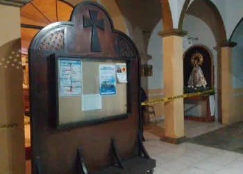 Insólito en El Salvador: Hombre carga el cadáver de su hermano hasta un santuario “para entregarlo a Dios”