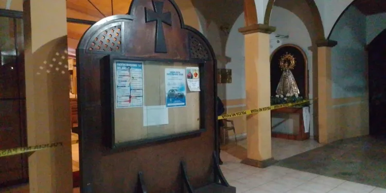 Insólito en El Salvador: Hombre carga el cadáver de su hermano hasta un santuario “para entregarlo a Dios”