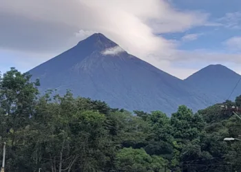 Guatemala: autoridades advierten sobre actividad constante en el volcán de Fuego y riesgo de lahares