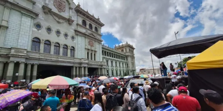 Empresarios piden a la Corte de Constitucionalidad de Guatemala resolver pronto disputa por pacto con sindicato magisterial