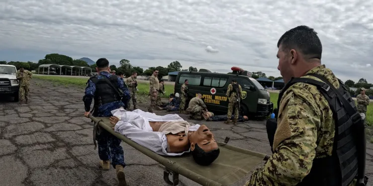 Fuerzas salvadoreñas y estadounidenses realizan entrenamiento médico y brindan asistencia a ciudadanos