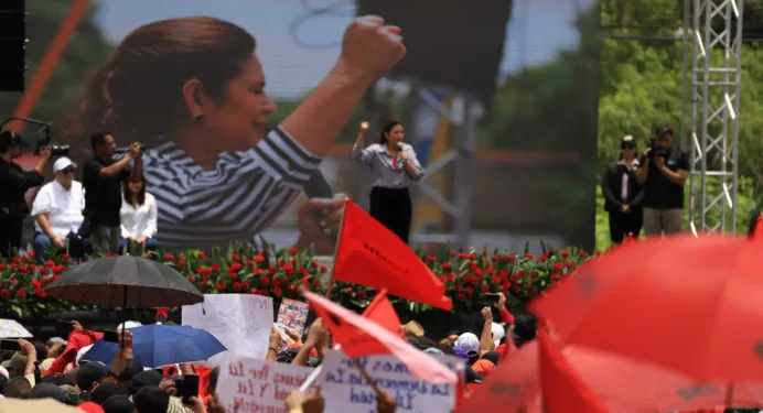 Candidata oficialista hondureña habla en aniversario del golpe de Estado y oficialismo despliega recursos públicos para apoyarla