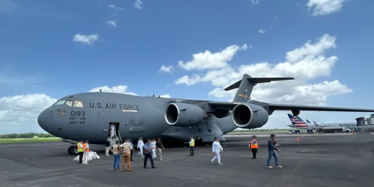 EEUU deporta a migrantes nicaragüenses en vuelo militar y advierte sobre aplicación estricta de leyes migratorias