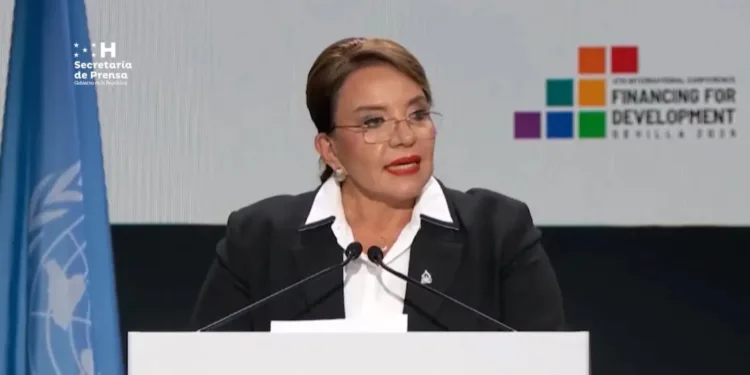 Xiomara Castro arremete en discurso contra el sistema financiero global